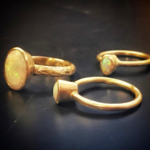 maitena-ganboa-joyas-autor-galeria11 Anillos de oro y ópalo de Maitena Ganboa Joyas de Autor