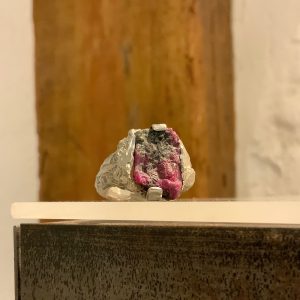 maitena-ganboa-joyas-autor-galeria20 Anillo de plata con rubí en bruto y grapas de oro de Maitena Ganboa Joyas de Autor