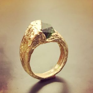 maitena-ganboa-joyas-autor-galeria30 Anillo de oro y turmalina verde de Maitena Ganboa Joyas de Autor