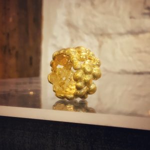 maitena-ganboa-joyas-autor-galeria38 Anillo de plata con baño de oro amarillo de Maitena Ganboa Joyas de Autor