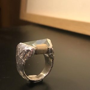 maitena-ganboa-joyas-autor-galeria40 Anillo de plata con turmalina y grapas de oro amarillo de Maitena Ganboa Joyas de Autor