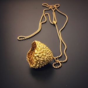 maitena-ganboa-joyas-autor-galeria43 Colgante largo electroformado en cobre con baño de oro cadena de bolas de Maitena Ganboa Joyas de Autor