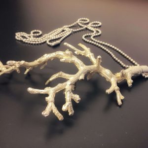 maitena-ganboa-joyas-autor-galeria6 Colgante electroformado de cobre con baño de plata de Maitena Ganboa Joyas de Autor