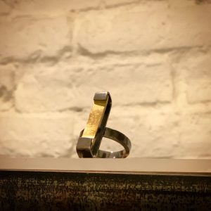 maitena-ganboa-joyas-autor-galeria61 Anillo giratorio de plata oxidada y oro de Maitena Ganboa Joyas de Autor