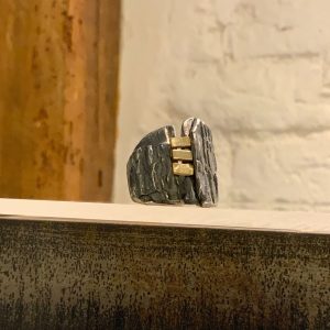 maitena-ganboa-joyas-autor-galeria64 Anillo texturado en plata oxidada y oro de Maitena Ganboa Joyas de Autor