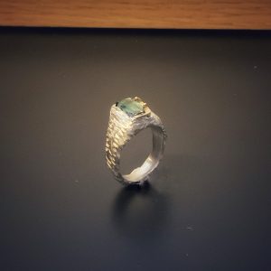 maitena-ganboa-joyas-autor105 Anillo de plata y aguamarina con grapas de oro de Maitena Ganboa Joyas de Autor