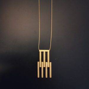 maitena-ganboa-joyas-autor108 Colgante largo de latón con baño de oro de Maitena Ganboa Joyas de Autor