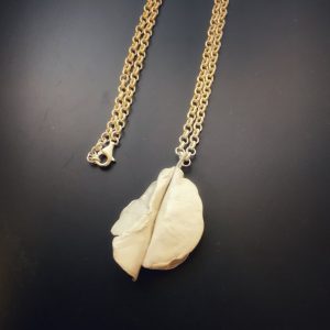 maitena-ganboa-joyas-autor109 Colgante largo de plata blanqueada de Maitena Ganboa Joyas de Autor