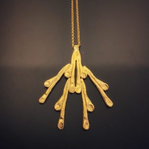 maitena-ganboa-joyas-autor110 Colgante largo de plata con bañode oro de Maitena Ganboa Joyas de Autor