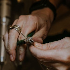 maitena-ganboa-joyeria-autor-2-mod Maitena Ganboa trabajando en su taller de joyas handmade