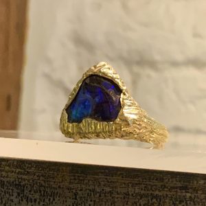maitena-ganboa-joyeria-autor-galeria-2 Anillo de oro y ópalo de Maitena Ganboa