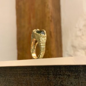 maitena-ganboa-joyeria-autor-galeria-4 Anillo de oro amarillo con turmalina verde de Maitena Ganboa Joyas de Autor