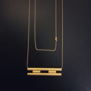 maitena-ganboa-joyeria-autor-galeria-5 Colgante de latón con baño de oro de Maitena Ganboa Joyas de Autor